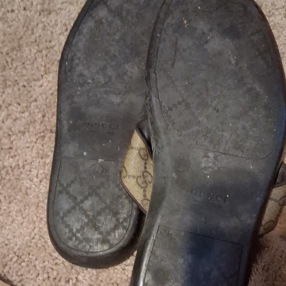 Gucci Beige and Black Sandals with Red and Green Stripes - Picture 3 of 4